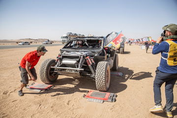 Carlos Sainz y Lucas Cruz tras el accidente en la etapa de 48 Horas del Dakar 2025.