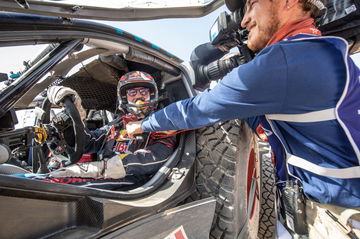 Carlos Sainz en el cockpit de su vehículo tras el abandono en Dakar 2025.