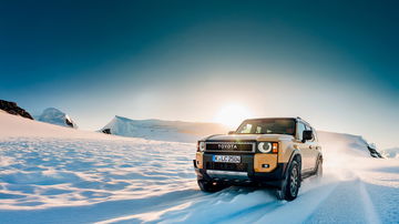 SUV en un entorno nevado, mostrando su robustez y diseño