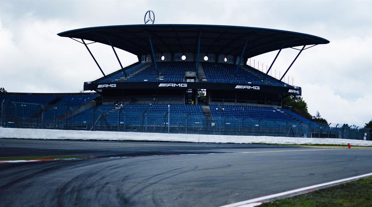 Vista de la icónica grada del Nürburgring, un lugar clave en la historia del automovilismo.