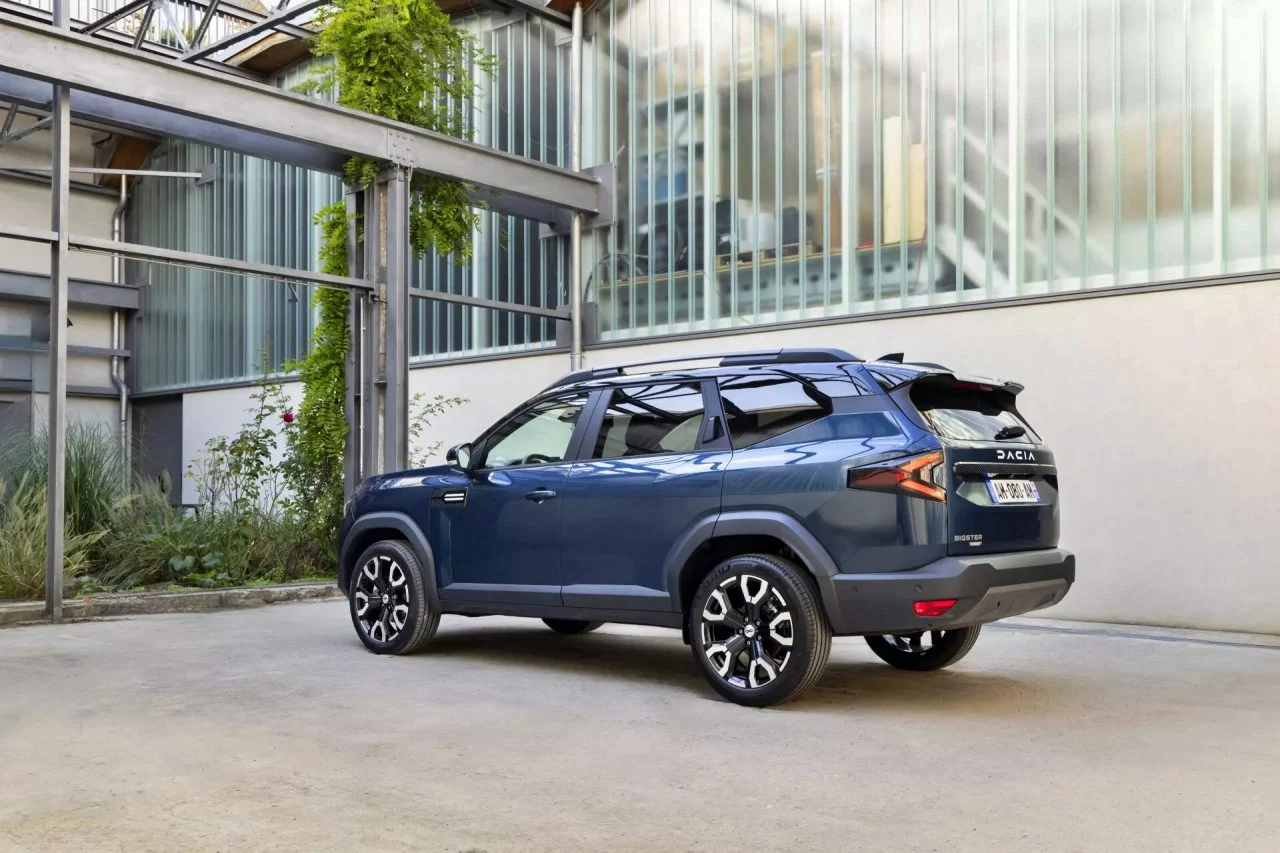 El SUV de Dacia presenta un diseño robusto y elegante, ideal para el uso urbano y aventurero.