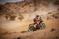 Daniel Sanders en acción durante la etapa 1 del Dakar 2025, mostrando su destreza en el desierto.