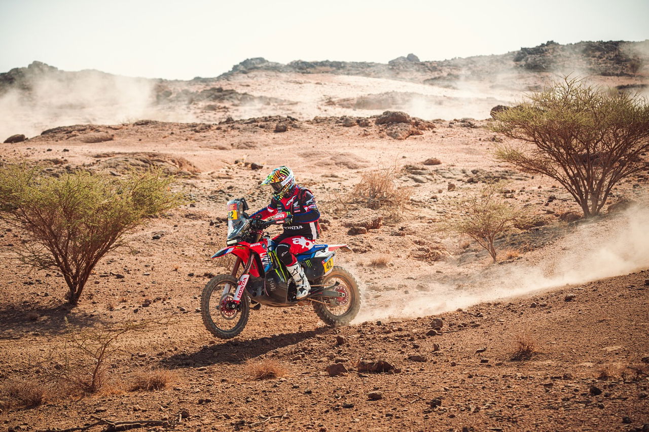 Daniel Sanders avanza con fuerza en la etapa 1 del Dakar 2025.