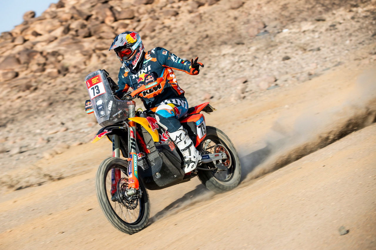 Daniel Sanders acelera en la etapa 1 del Dakar 2025, mostrando su destreza.