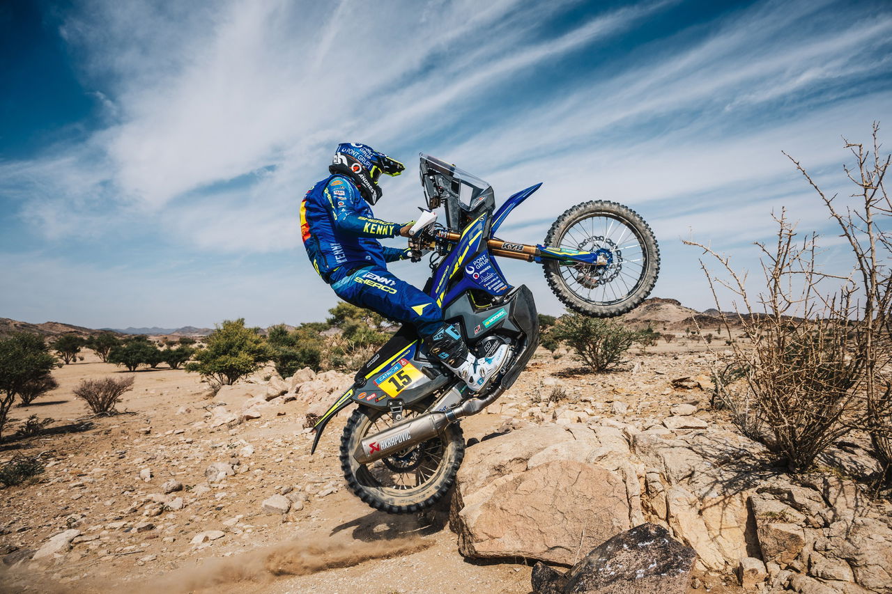 Daniel Sanders en acción, mostrando su destreza en la etapa 1 del Dakar 2025.