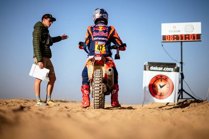 Kevin Benavides se retira del Rally Dakar 2025 por lesiones. Momento crucial en la competición.