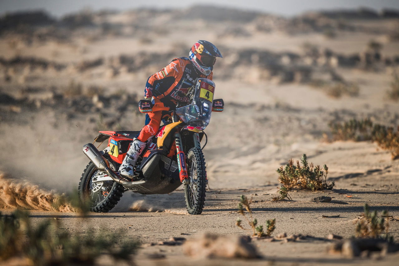 Luciano Benavides compite en la dura etapa del Dakar 2025, demostrando su gran habilidad.