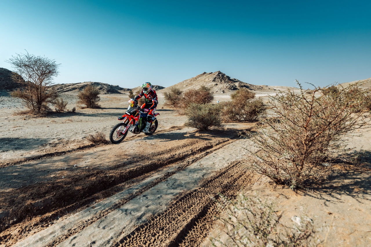 Luciano Benavides avanza en el Dakar 2025 con determinación en el desierto.