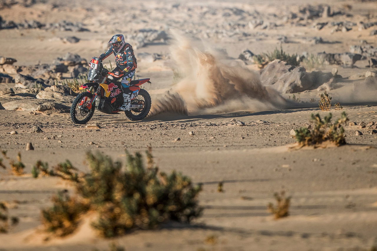 Luciano Benavides liderando en medio de la arena del Dakar 2025.