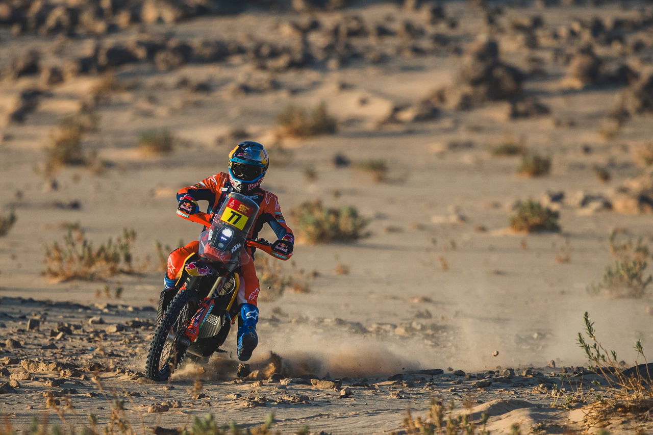 Luciano Benavides en plena acción durante la etapa 9 del Dakar 2025, demostrando su destreza.