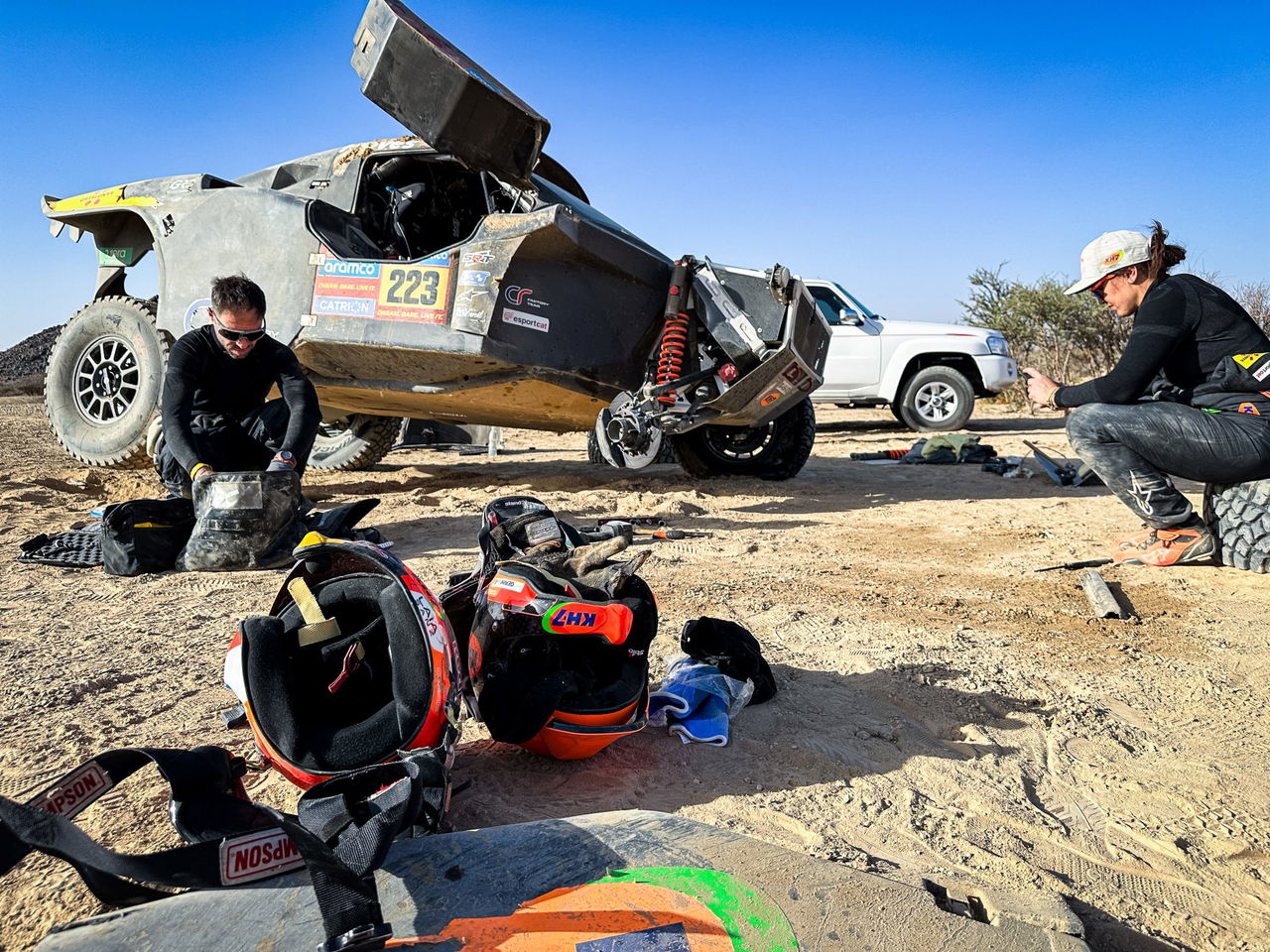 Laia Sanz y su equipo preparan el vehículo en el Rally Dakar 2025.