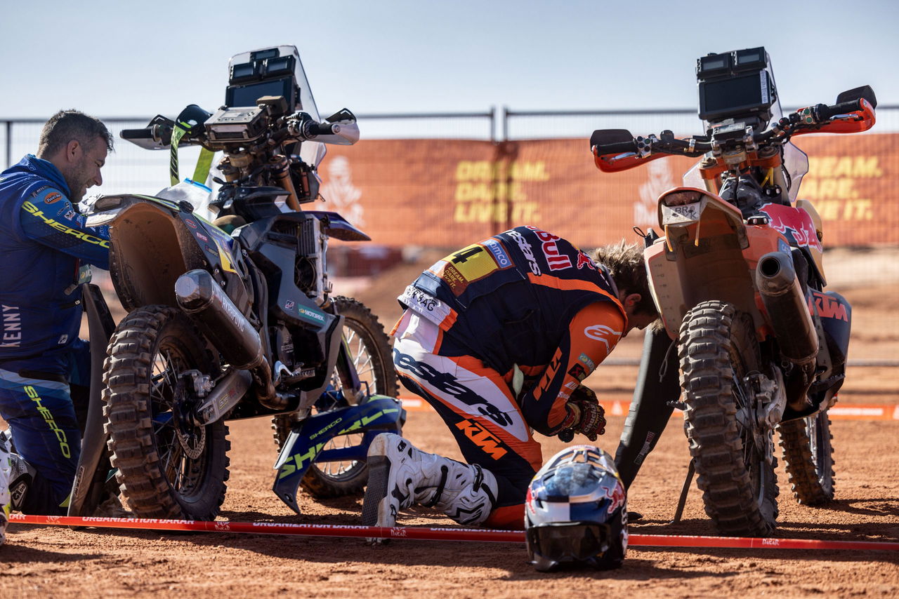 Daniel Sanders se prepara para el Rally Dakar 2025 con su KTM. Es un momento crucial para su desempeño.