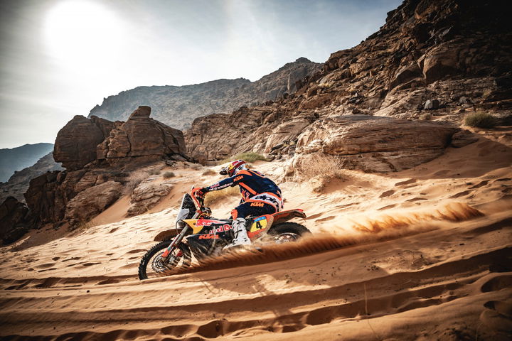 Daniel Sanders en su KTM, listo para conquistar el Dakar 2025.