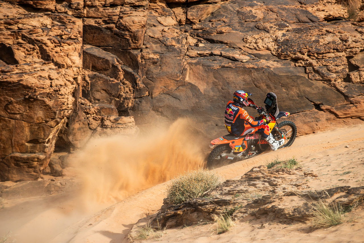 Daniel Sanders en su KTM durante el Dakar, buscando el triunfo con determinación.