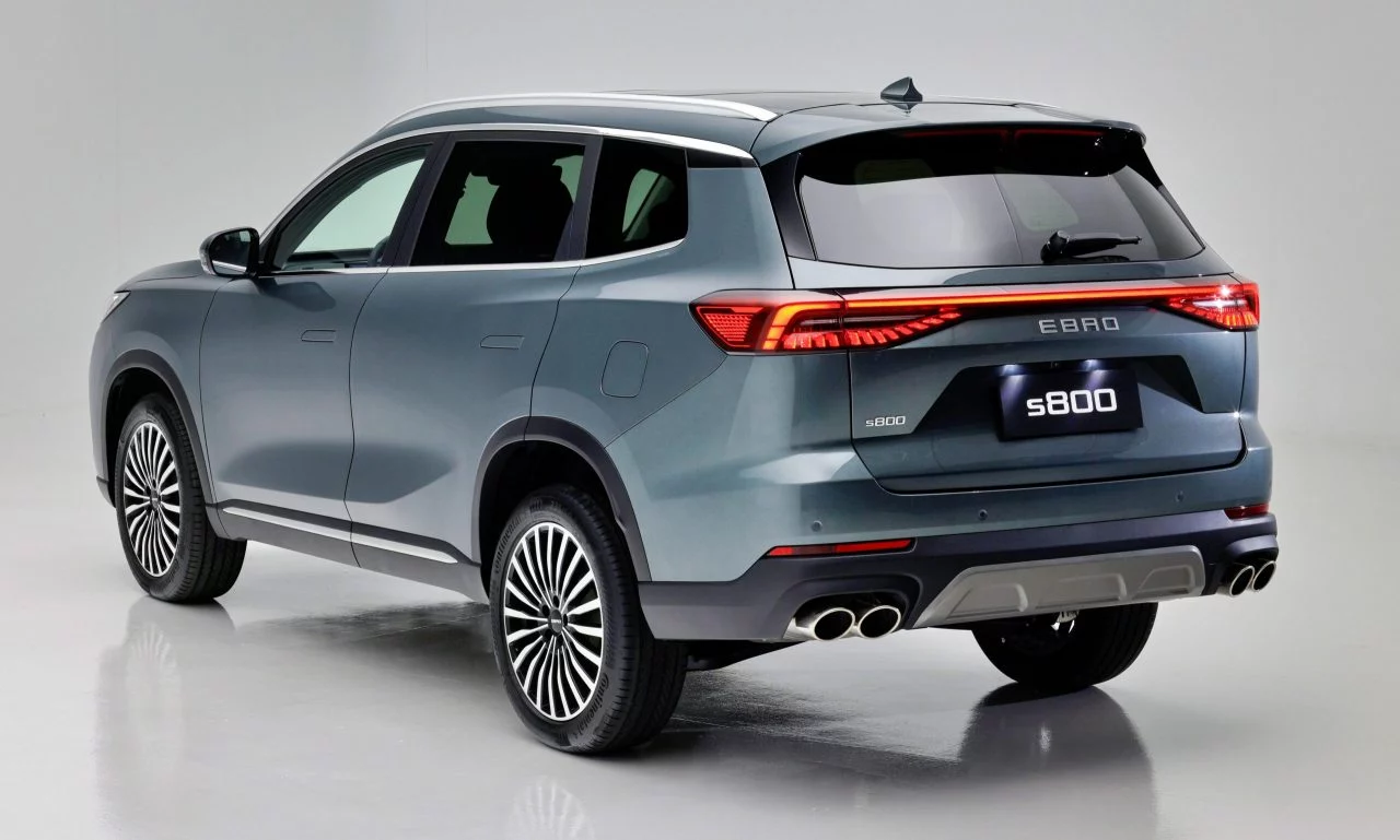 Vista trasera y lateral del Ebro S800, un SUV de gran tamaño con un diseño moderno.