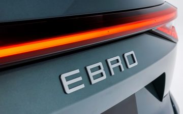 Vista trasera del nuevo SUV EBRO, destacando su diseño moderno y las luces LED. Ideal para entornos urbanos y rurales.