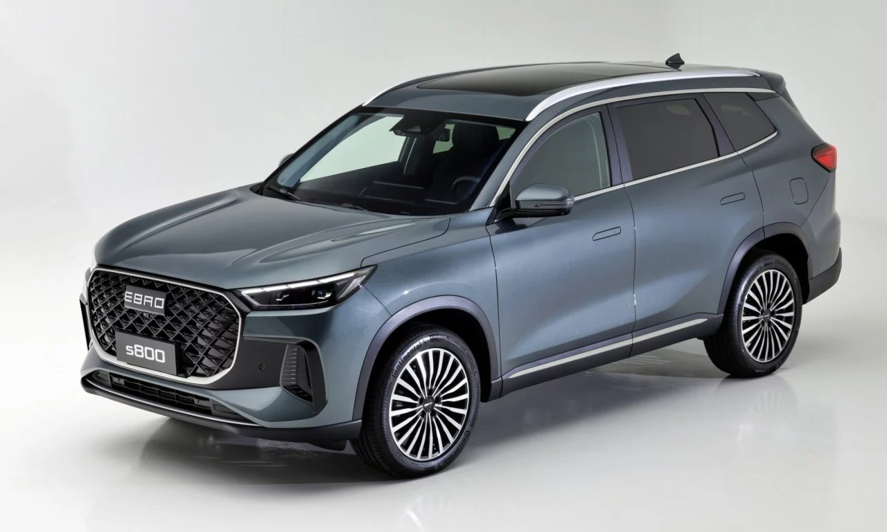 El SUV de Ebro combina un diseño robusto con capacidad para 7 pasajeros.