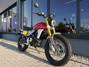 La Fantic Caballero Scrambler 125 destaca por su diseño robusto y todoterreno.