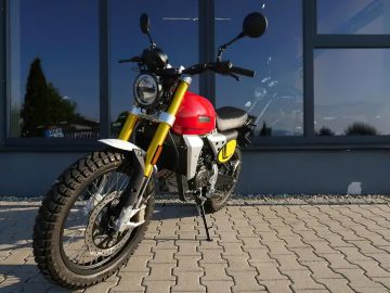 Potente scrambler europea que brilla en el asfalto y off-road, ideal para el carnet de coche.