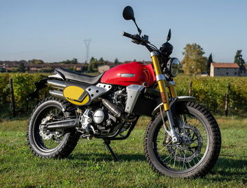 Una robusta scrambler europea que destaca por su bajo consumo y versatilidad en terrenos difíciles.