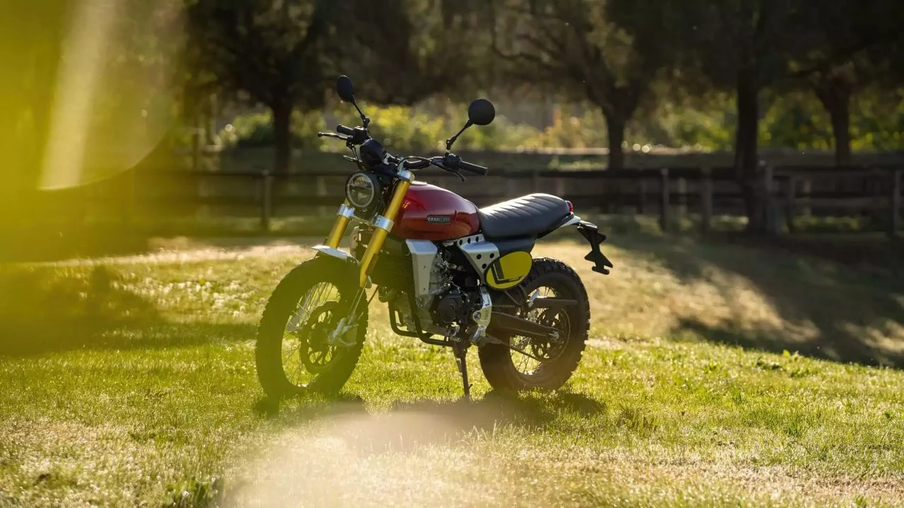 La Fantic Caballero Scrambler 125 destaca por su diseño robusto y todoterreno.