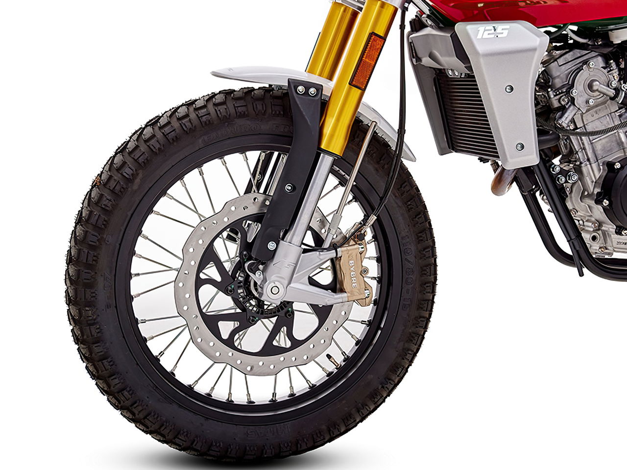 Detalle de la rueda delantera de la Fantic Caballero Scrambler 125, ideal para todo tipo de terrenos.