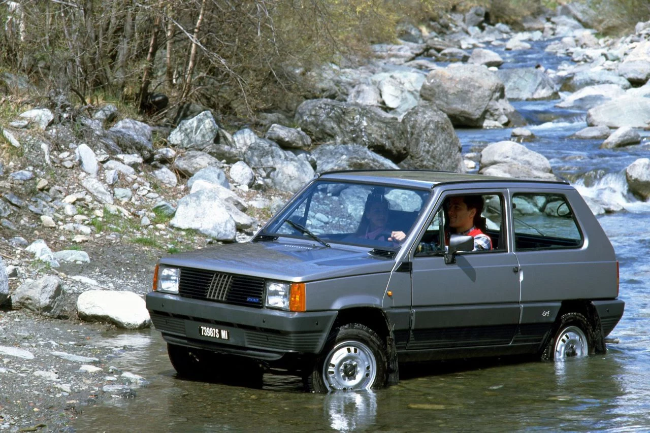 El Fiat Panda 4x4 muestra su capacidad todoterreno en un entorno natural.