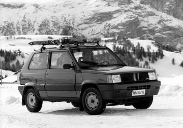 El FIAT Panda 4x4 destaca por su diseño compacto y versatilidad, ideal para aventuras. 