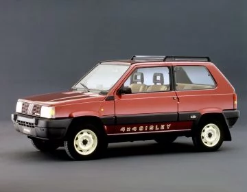 El FIAT Panda 4x4 muestra un diseño compacto y robusto, ideal para aventuras urbanas y rurales.