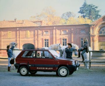 El FIAT Panda 4x4, ideal para escapadas, combina estilo y funcionalidad.