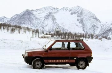 El Fiat Panda 4x4 destaca por su diseño compacto y versatilidad, ideal para aventuras off-road.