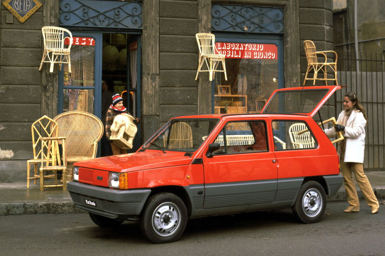 El FIAT Panda 4x4 combina un diseño compacto con un carácter robusto, ideal para la ciudad y el campo.