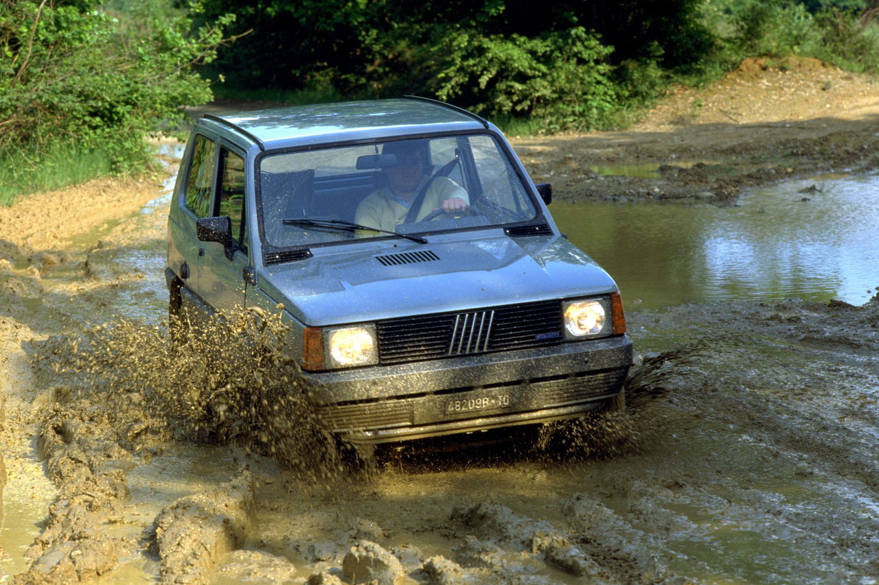 El FIAT Panda 4x4 brilla en terrenos difíciles, demostrando su agilidad y robustez.