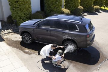 Un Ford Everest en un entorno limpio, mostrando sus líneas robustas y elegantes.