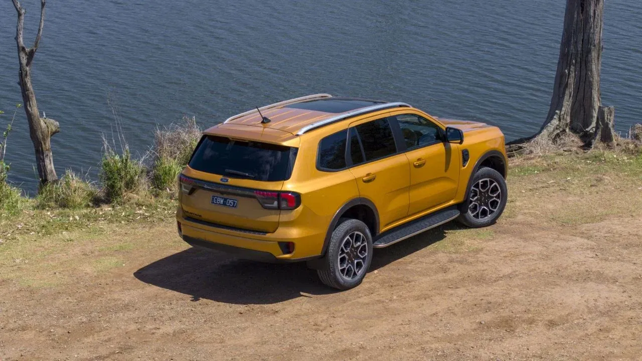 Vista del Ford Everest, mostrando su diseño robusto y elegante.