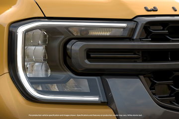 Detalle del faro y diseño frontal del Ford Everest