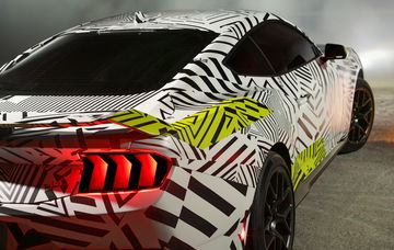 Vista lateral y trasera del Ford Mustang RTR 2025, un diseño atrevido y aerodinámico.