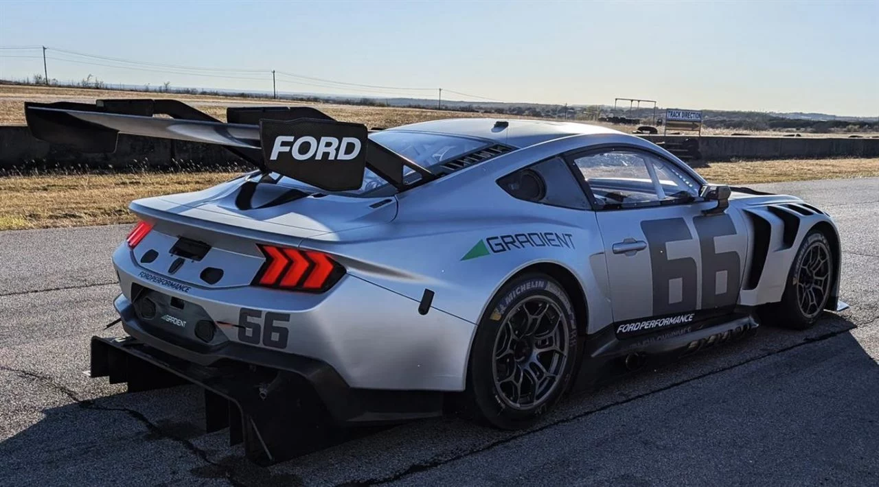 El Ford Mustang GT3 de Gradient Racing se prepara para la competición en Daytona.