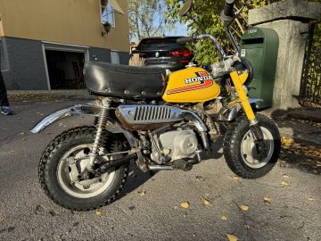 Vista lateral del icónico Honda Monkey Z50 de 1976, un ejemplar apreciado por su diseño compacto.