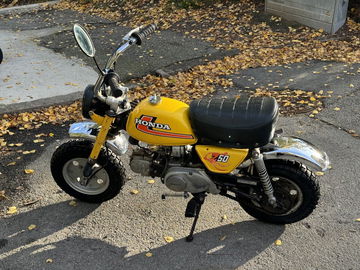 La Honda Monkey Z50 de 1976, un clásico de diversión y agilidad en miniatura.