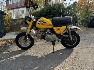 La Honda Monkey Z50 de 1976 es un ícono de la cultura motorizada, compacta y divertida.