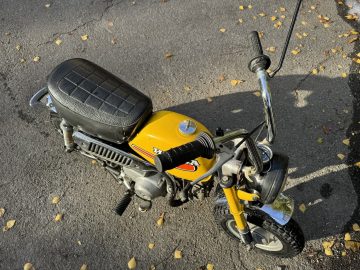 Vista cenital de la icónica Honda Monkey Z50, un clásico de los 70.