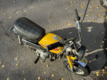 Vista cenital de la icónica Honda Monkey Z50, un clásico de los 70.