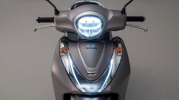 Esta imagen presenta el frontal del Honda SH Mode 125, un scooter elegante y eficiente.