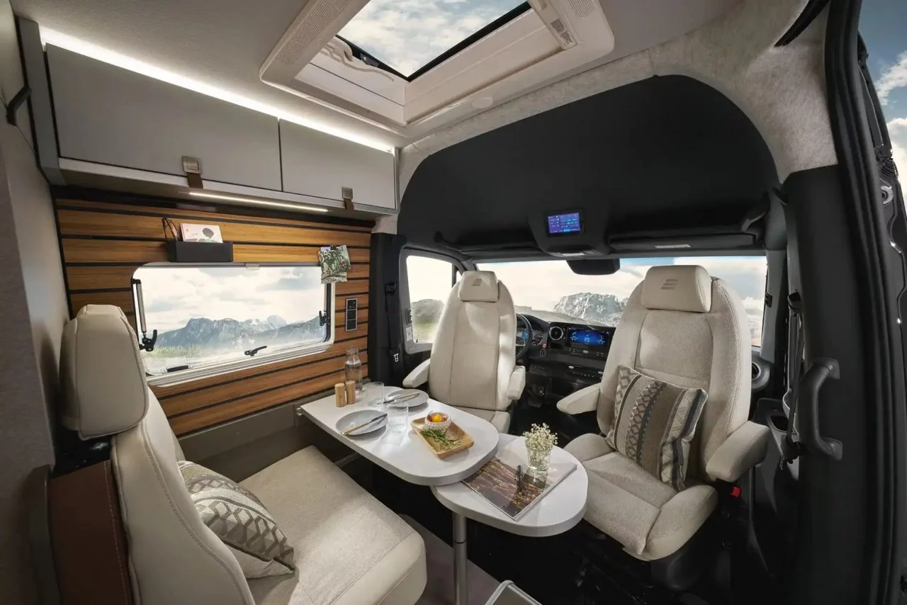 Esta camper 4x4 ofrece un interior de lujo, ideal para aventuras modernas.