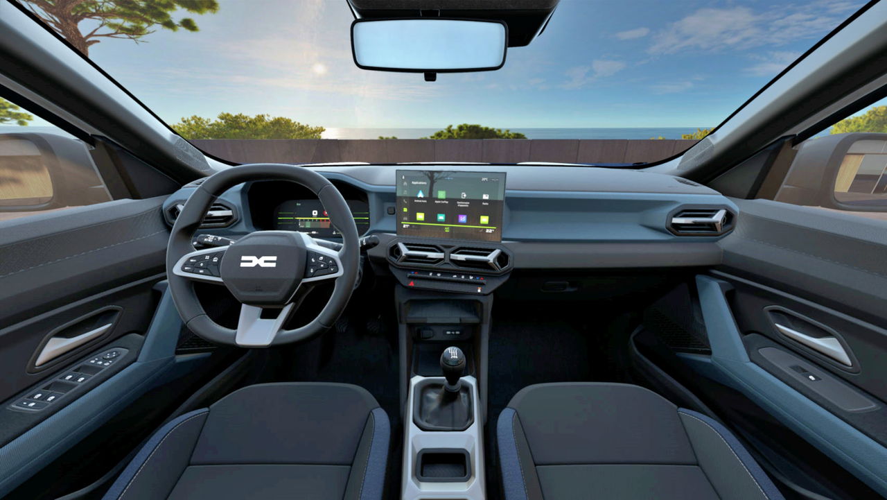 Vista del interior de un SUV, con tecnología intuitiva y acabados modernos.