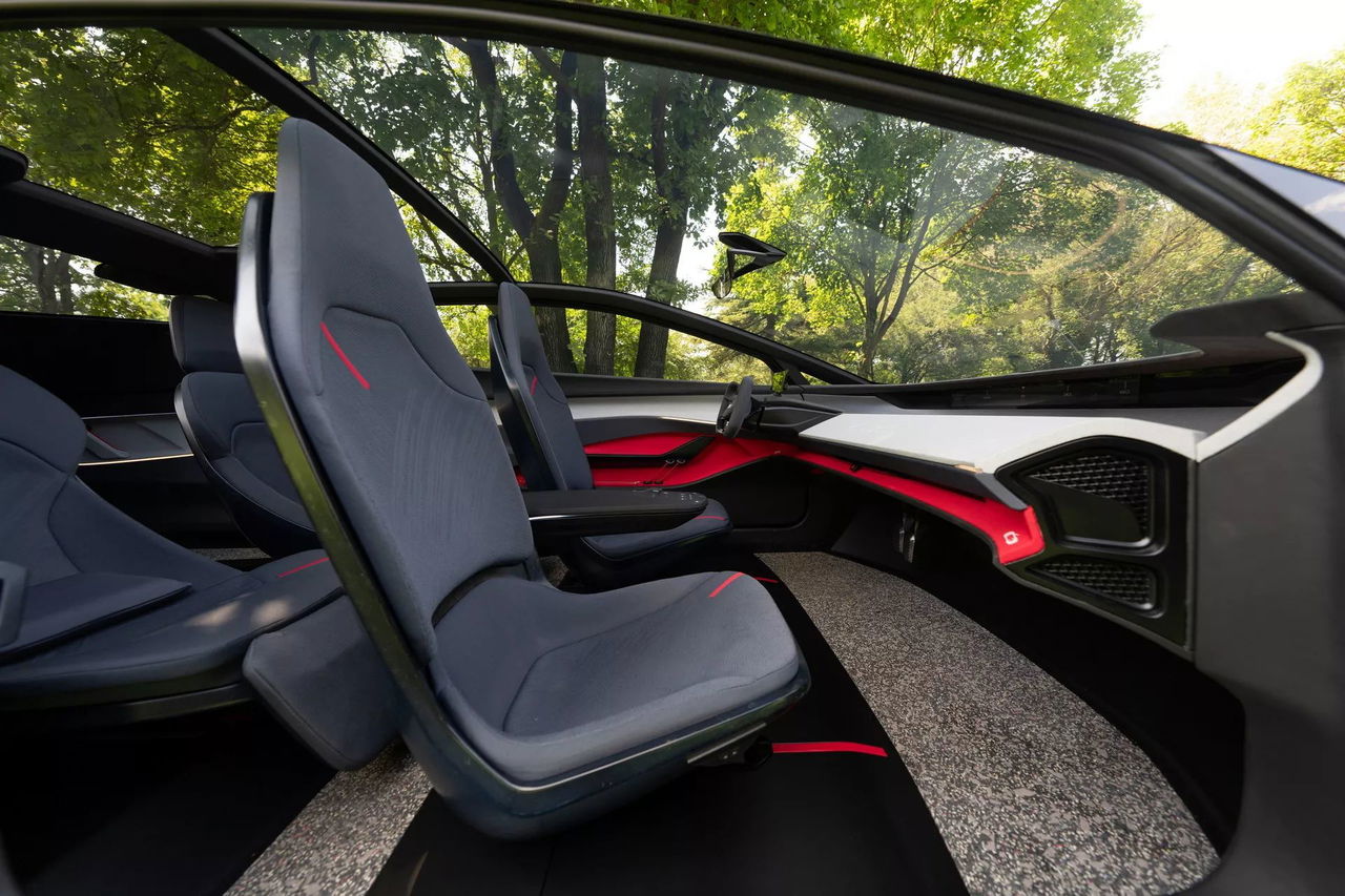 El interior del Italdesign Quintessenza combina modernidad y comodidad con un diseño futurista.