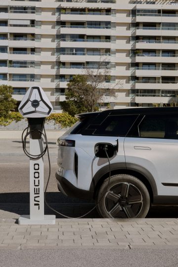 Cargador de un SUV Jaecoo 7 híbrido PHEV recargando energía.