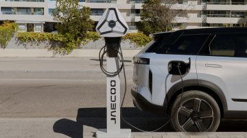 Un SUV híbrido que promete eficiencia con su capacidad de 90 km en modo eléctrico.