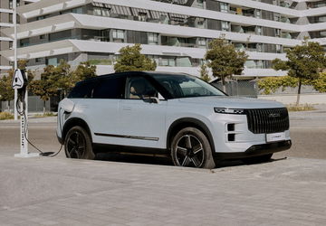 SUV híbrido que recorre 90 Km sin gasolina, ideal para familias.